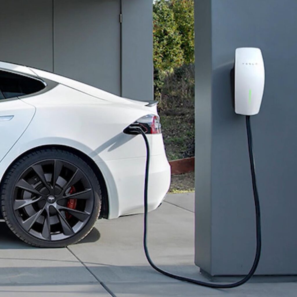 Samochód elektryczny ładowany przy obiekcie Rega Sarbinowo